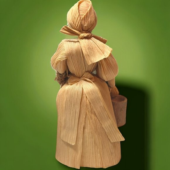 VINTAGE HANDMADE CORNHUSK MOM & DAUGHTERS WORKING AT THE FARM - Picture 7 of 10